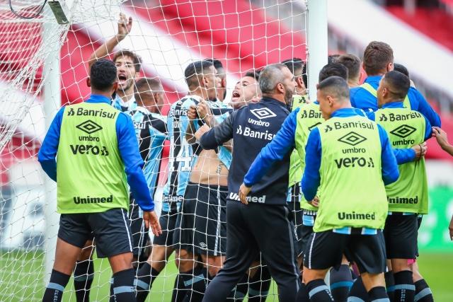 Grêmio vence o Inter de virada no Beira Rio e larga em vantagem na