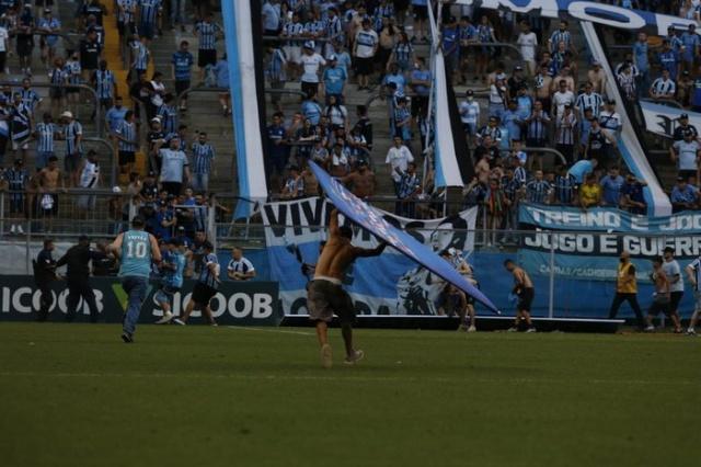 Torcedores Do Gr Mio Invadem Campo E Promovem Quebra Quebra Na Arena