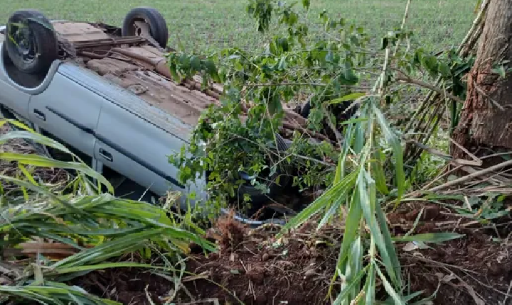 Capotamento deixa casal de Tunápolis ferido