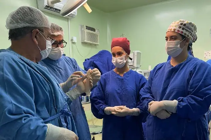 Equipe médica realiza cirurgia rara em paciente com doença congênita em SC