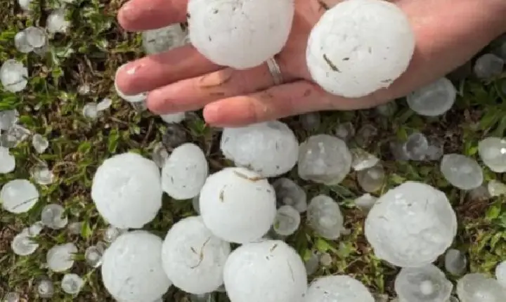 Moradores registram chuva de granizo gigante em cidade de SC