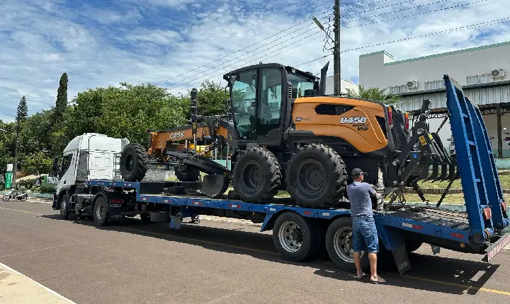 Tunápolis recebe nova motoniveladora