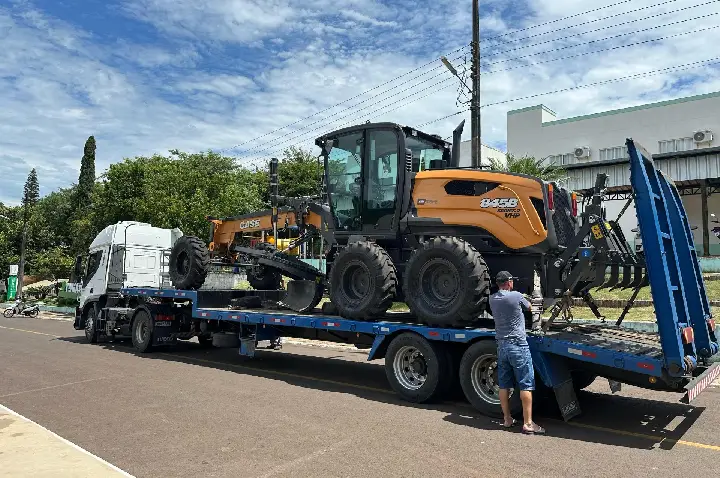 Tunápolis recebe nova motoniveladora