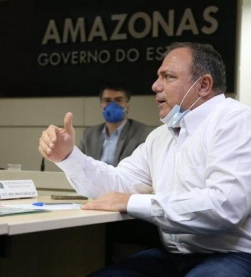 Pazuello assume como ministro interino da Saúde.