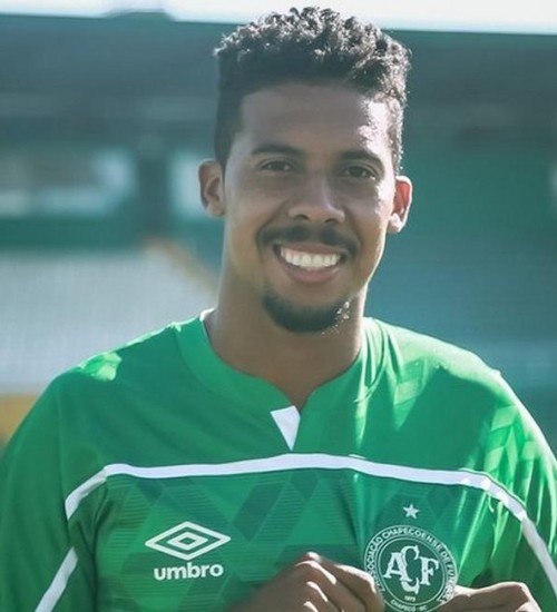 Chape oficializa contratação do volante Willian Oliveira.