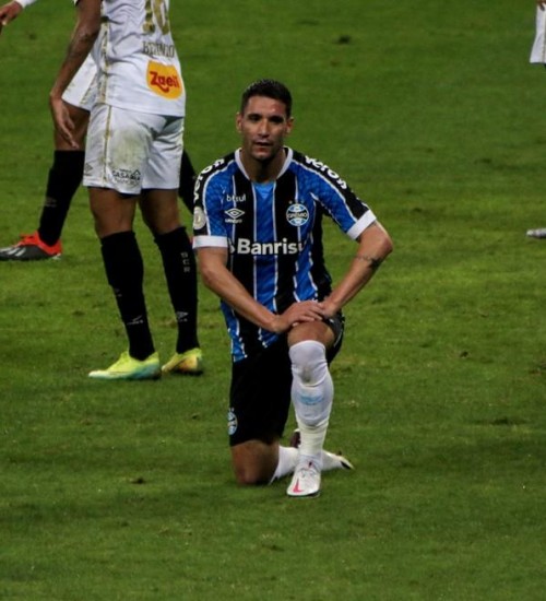 Grêmio decide rescindir contrato de Thiago Neves