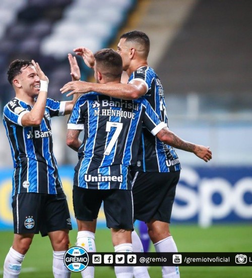 Grêmio vence mais uma e embala no Brasileirão