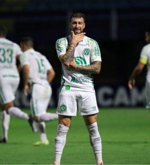 Chapecoense afasta atacante visto em festa, em Chapecó.