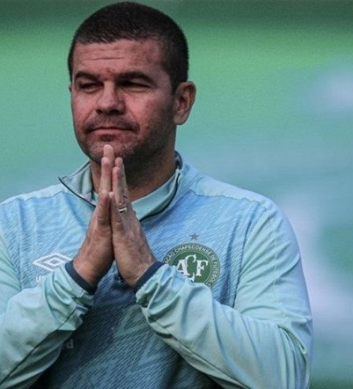 Chapecoense anuncia a saída do técnico Umberto Louzer.