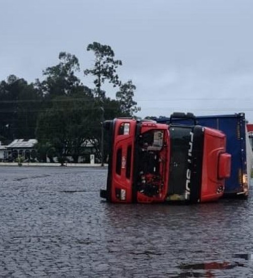 Defesa Civil confirma tornado em Santa Catarina.