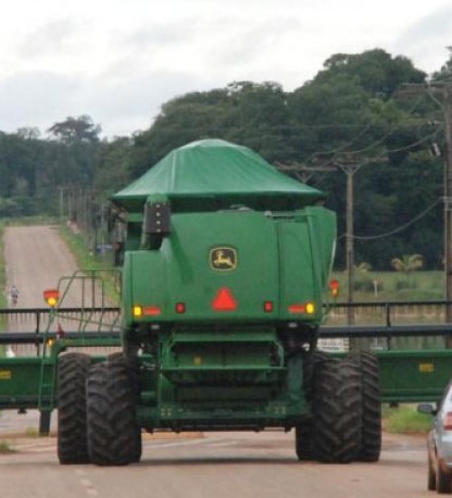 Lideranças pedem flexibilização na legislação sobre trânsito de máquinas agrícolas em rodovias.