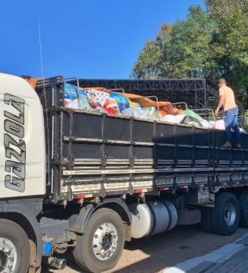 Primeiros caminhões com doações saem de São Miguel do Oeste rumo ao RS.