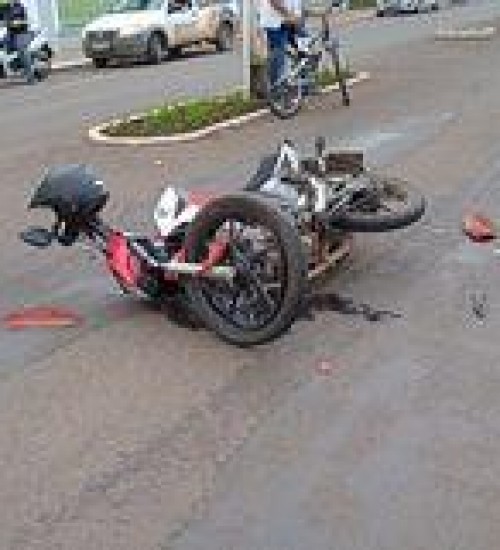 Homem fica ferido em colisão entre carro e moto em Itapiranga