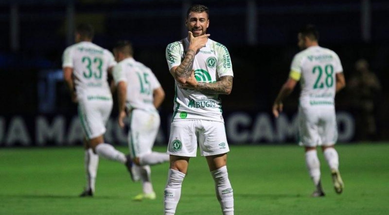 Chapecoense afasta atacante visto em festa, em Chapecó.