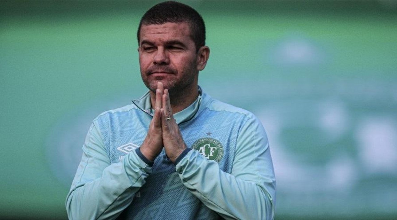 Chapecoense anuncia a saída do técnico Umberto Louzer.