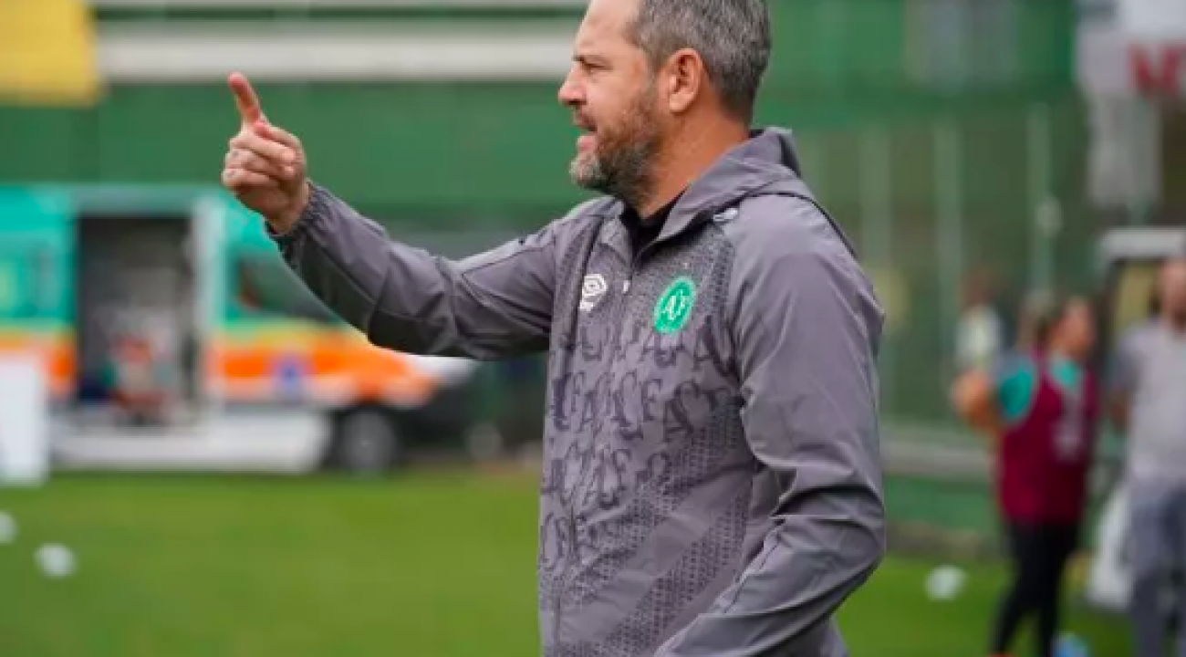 Chapecoense demite o técnico Argel Fuchs.