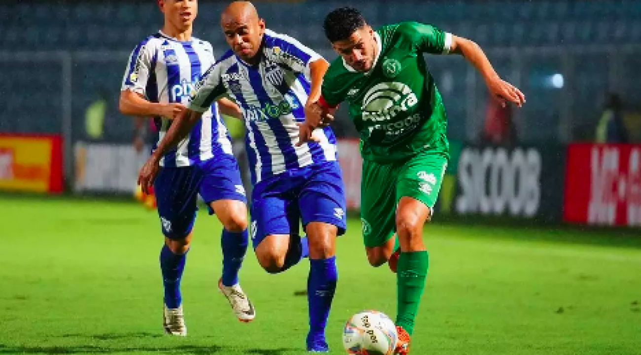 Chapecoense perde de virada na Ressacada.