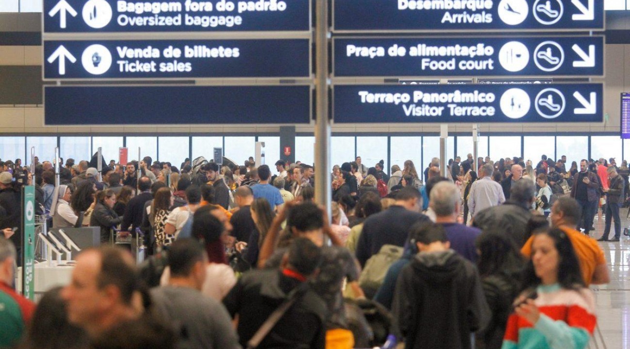 Aeroportos de SC registram aumento na movimentação de até 43% após enchentes no RS.