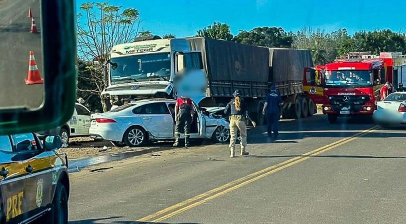 Homem fica gravemente ferido em colisão entre carro e carreta na BR-282