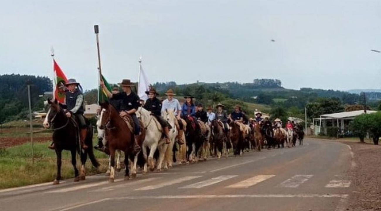 Cavalgada da Chama Crioula reúne mais de 50 participantes