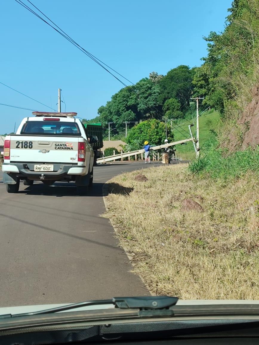 Caminhão de coleta de lixo colide em poste de energia no centro de Tunápolis