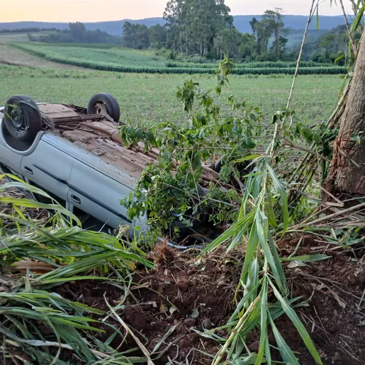 Capotamento deixa casal de Tunápolis ferido