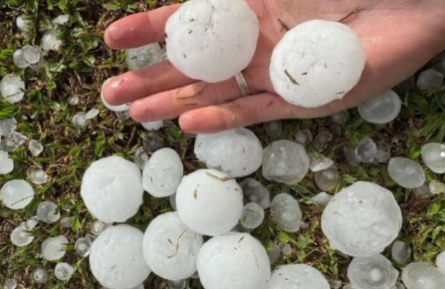 Moradores registram chuva de granizo gigante em cidade de SC